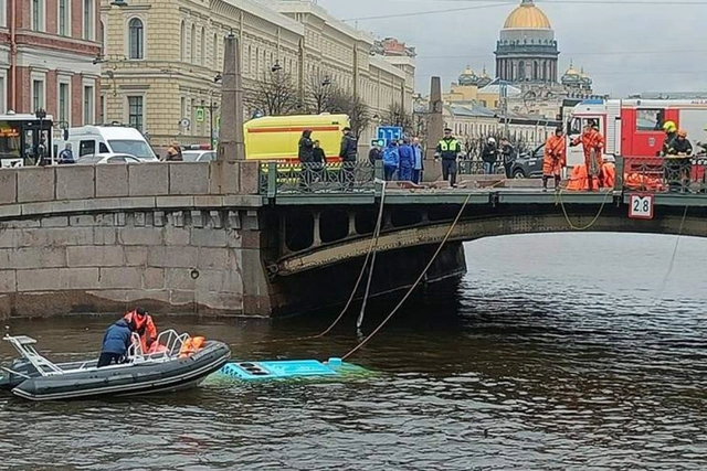 Sankt-Peterburqda sərnişin avtobusunun çaya düşməsi nəticəsində ölənlərin sayı artdı - YENİLƏNİB + FOTO/VİDEO